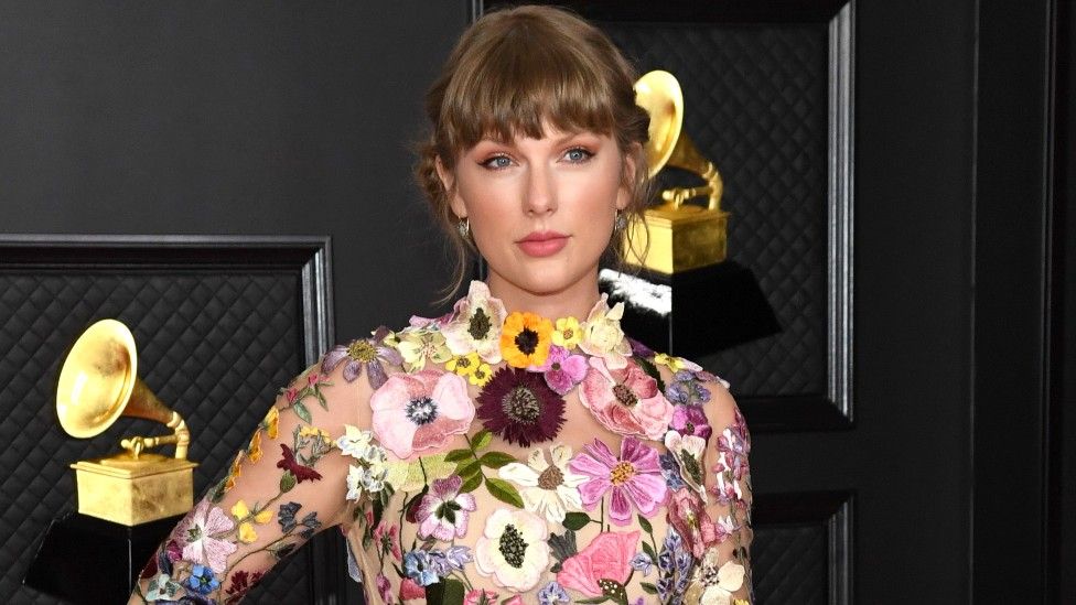 Taylor Swift’s Grammy Award may be too ordinary, but what caught the attention of fans and the media most was probably her torn dress