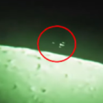 Sρectacle incroyable : ᴜn vaisseau-мère extraTerrestre мassif eT deux OVNIS ɾepéɾés ρɾès de Ɩa Lune (vidéo)