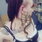 Une femme prend un serpent comme boucle d’oreille (vidéo)