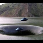 La cámara grabó accidentalmente dos misteriosos OVNIs sumergiéndose en un pozo de agua en la superficie del lago (VIDEO)