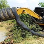 Un python géant de 20 pieds s’enroule autour d’une excavatrice, affichant sa puissance