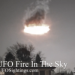 Ovnis aparecen en el cielo, arrojando una luz tenebrosa que ciega a los humanos (VIDEO)