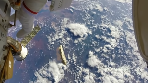 Rara imagen cuando un grupo de astronautas atrapó y capturó un OVNI que volaba muy cerca de la Estación Espacial Internacional(video)