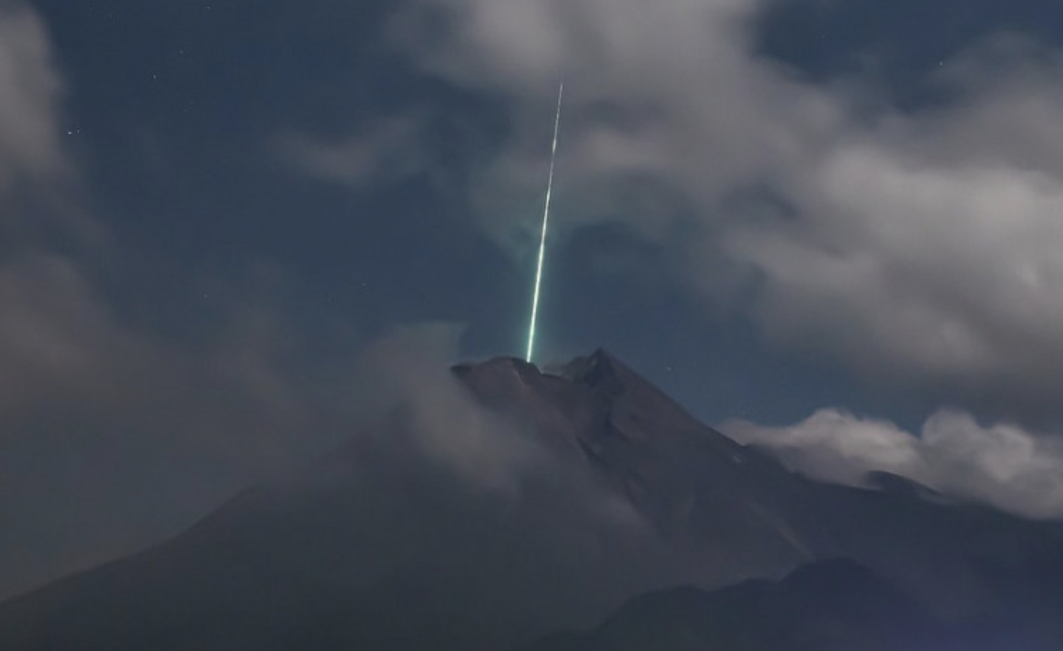 Los objetos caen del cielo, formando un extraño rayo de luz en la montaña