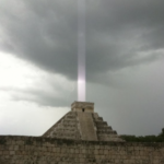 Un misterioso pilar de luz comienza a extenderse desde la pirámide hacia el espacio, ¿son extraterrestres transmitiendo comunicación? (video)
