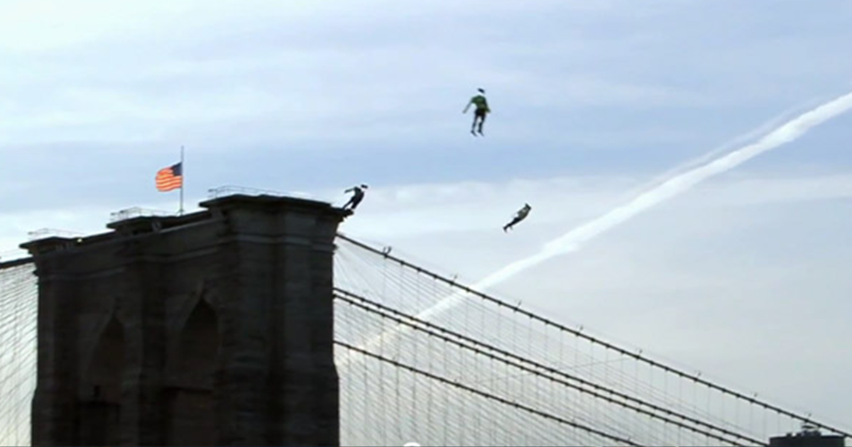 La gente se maravilla con el OVNI humanoide que sobrevuela Nueva York (video)