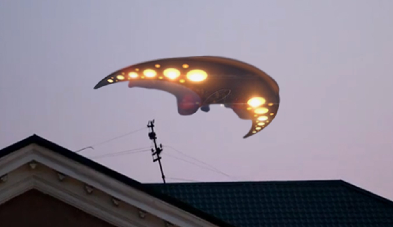 La gente vio OVNIs volando sobre el techo en la región de Kerch (VIDEO)