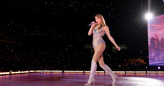 How Taylor Swift gracefully handles accidents on stage