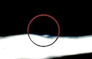 Un astronome capture le moment exact où un ɑvion spatial exTrateɾɾestre décolle de la lune