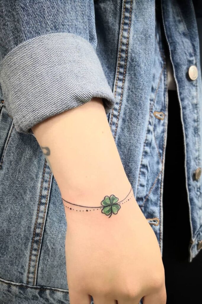 Charming And Fortunate Femɑle Clover TaTtoo Designs